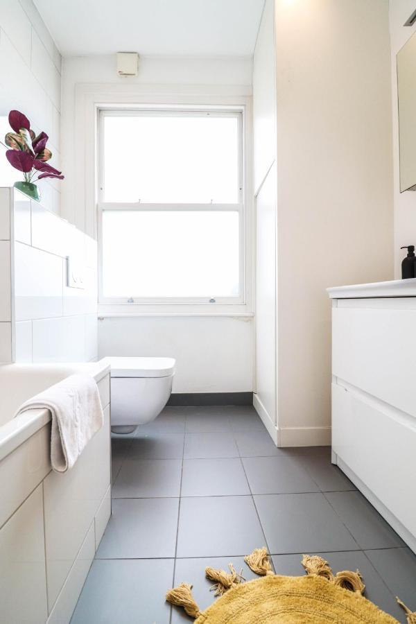Modern & Spacious 1 Bedroom Clapham Junction Flat 런던 외부 사진